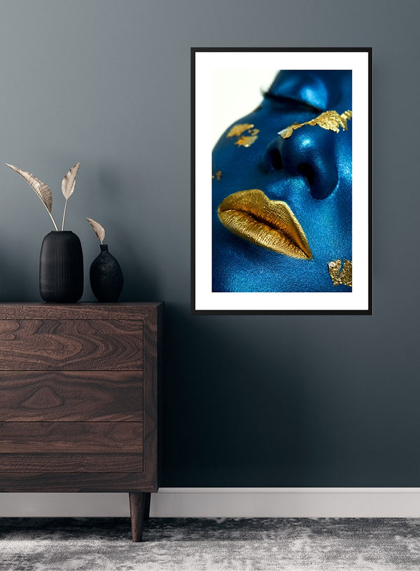 Goldene Lippen auf blauem Poster
