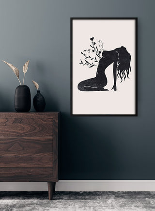 Framed "Kærligheden vokser Plakat" on a dark wall above a wooden dresser with decorative vases.