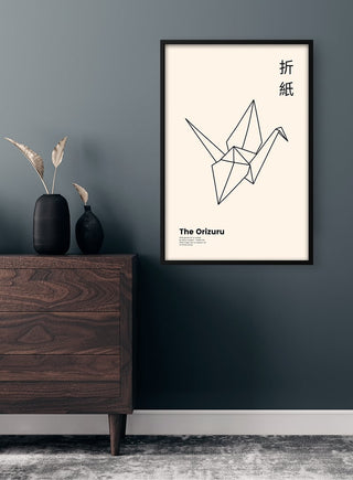 Minimalist Japandi Origami Plakat featuring a line art origami crane and Japanese text, hung above a dresser.