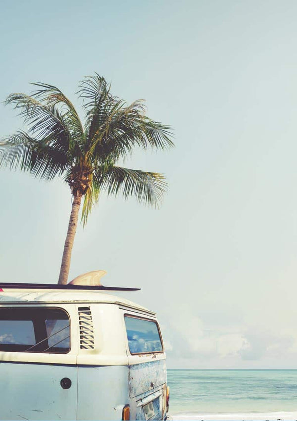 Surfer-Van am Strand Poster