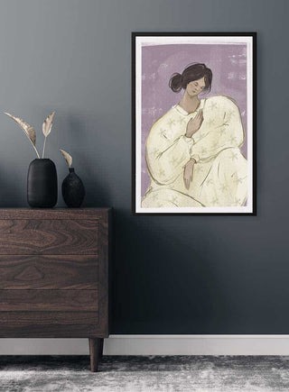 Wearing Your Feelings Plakat framed on a gray wall above a wooden dresser with decorative vases.